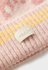 Strickmütze in sanftem Pink mit gelben Streifen. Hat ein strukturiertes Rippmuster und ein leichtes Lederetikett mit dem Markennamen.