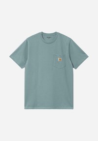 Camiseta Carhartt de manga corta en azul claro con bolsillo en el pecho que tiene un parche con el logo cuadrado amarillo y blanco de la marca.