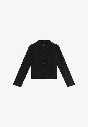 Svart kort jacka i vävd tyg, med spetsig krage, framknäppning med knappar och två bröstfickor. Långa ärmar med knäppningar vid ärmslut.