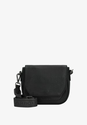 Borsa a tracolla in pelle nera con chiusura a patta, superficie liscia e tracolla regolabile con logo in rilievo.