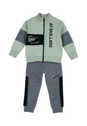Ensemble de survêtement deux pièces comprenant une veste vert menthe avec des accents noirs et gris et un pantalon gris. La veste présente des designs textuels, un col haut et une fermeture éclair.
