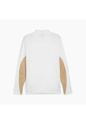 Camicia bianca a maniche lunghe con collo alto e toppe beige sui gomiti vista da dietro su sfondo bianco.