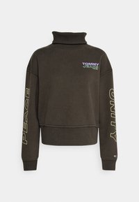 Felpa a collo alto corta color marrone scuro con il logo "Tommy Jeans" sul petto e la scritta "Peace" e "Unity" stampata su ciascun manica.