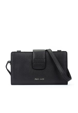 Sac bandoulière en cuir texturé noir avec fermeture à rabat et sangle réglable, marqué "Pikolinos" à l'avant.