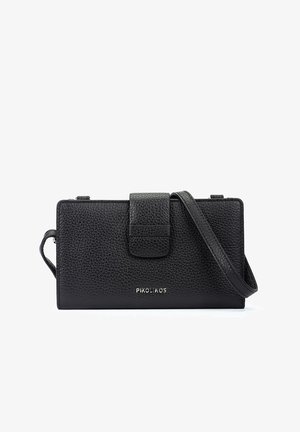 Sac bandoulière en cuir texturé noir avec fermeture à rabat et sangle réglable, marqué "Pikolinos" à l'avant.