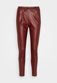 Pantalon en cuir synthétique bordeaux avec taille à cordon, coupe fuselée, texture lisse, et plis à l'avant.