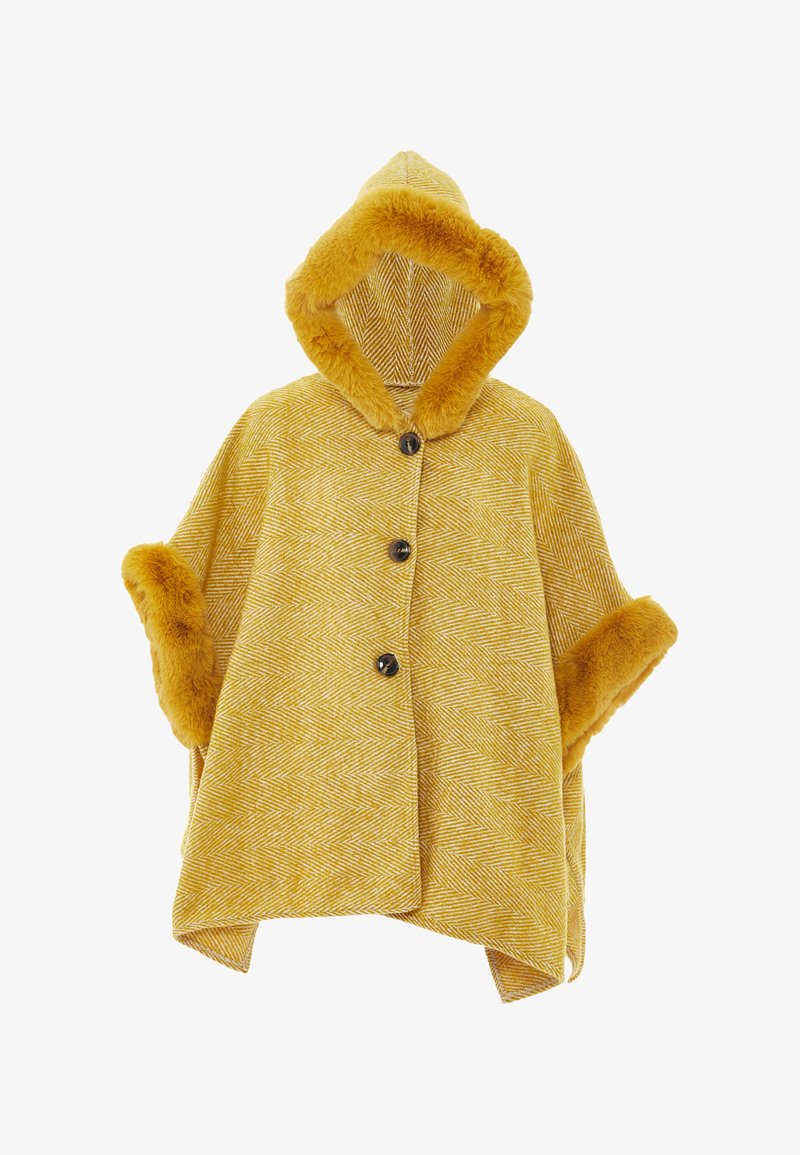 Sárga halszörmés köpeny kapucnival. A kapucni és az ujjak műszőrme díszítéssel rendelkeznek. Három gomb található elöl, zsebek nélkül.