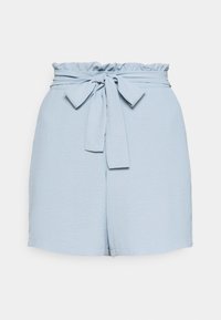 Shorts taille haute bleu clair avec une taille froncée et une ceinture en tissu nouée à l'avant.