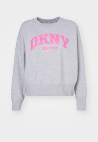 Grå sweatshirt tillverkad av mjukt tyg med rundad halsringning och nedhasade axlar. Framsidan har en klarrosa grafik med texten "DKNY NEW YORK".