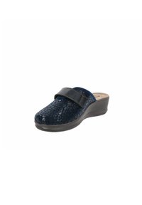 Scarpa slip-on blu scuro con finitura testurizzata, dotata di una larga fascia nera e un tacco basso e curvo per il massimo comfort.