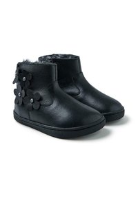 Botas de tobillo de cuero negro con una textura suave, presentan flores de fieltro decorativas y acentos de rhinestones en el lateral. Forradas con suave piel sintética.