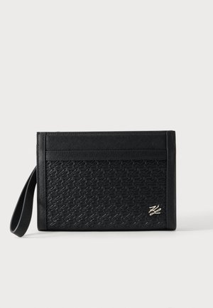 Schwarze rechteckige Clutch mit strukturiertem Muster, Handgelenksband auf der linken Seite und kleinem silbernem Logo unten rechts.