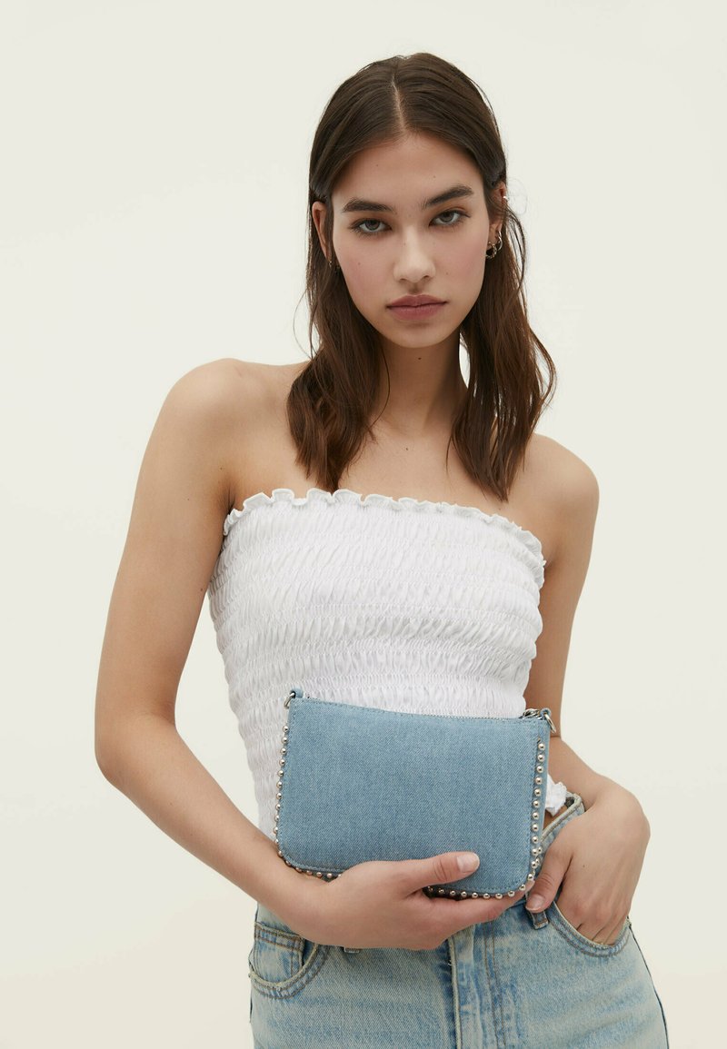 Stradivarius MINI BEADED Olkalaukku Light Blue Denim vaaleansininen stradivarius-mini-beaded-olkalaukku-light-blue-denim-vaaleansininen