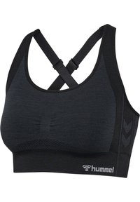 Zwarte sportbh van textuurstof, met gekruiste banden, gaasaccenten en een logo aan de onderkant. Ontworpen voor ondersteuning en comfort.