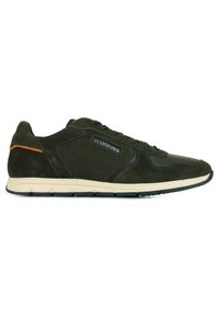 Sneakers verde in suede con pannelli in rete, punta rotonda, accenti blu navy a contrasto e suola in gomma beige. Visibili i lacci e i dettagli del marchio.