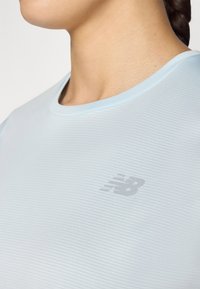 New Balance ESSENTIALS - Spordi T-särk - frosted glass