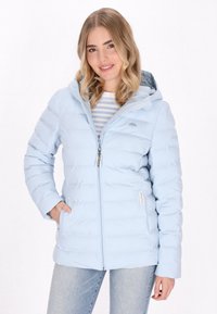 Ljusblå pufferjacka med huva, med horisontell quiltning, dragkedja fram och fickdetaljer. Materialet verkar slätt och vattenavvisande.