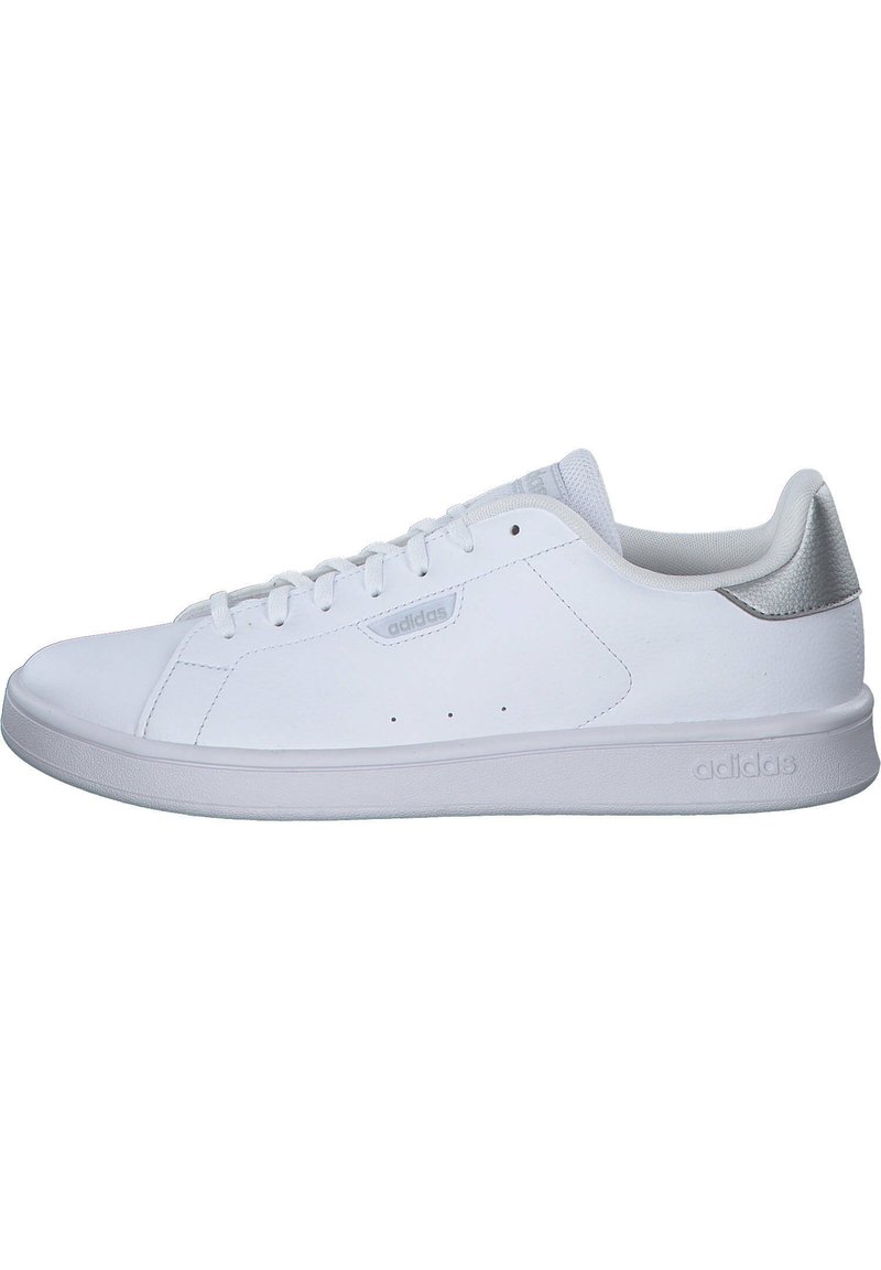 Scarpa sportiva bianca con tomaia in pelle liscia, design con lacci e stile minimalista. Presenta un accento grigio sul tallone e una suola texturizzata.