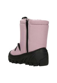 Stivale in tessuto rosa con gambale alto, suola in gomma e cerniera nera. Presenta ritagli nella parte anteriore e un lato texturizzato per una maggiore presa.