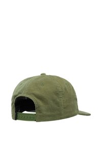 Olivengroene corduroy baseballcap gezien vanaf de achterkant met verstelbare plastic snap sluiting en ventilatieoogjes.