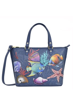 Marineblauwe tas met kleurrijke illustraties van zeeleven, waaronder vissen en schelpen, met twee stevige handvatten en een verstelbare schouderband.