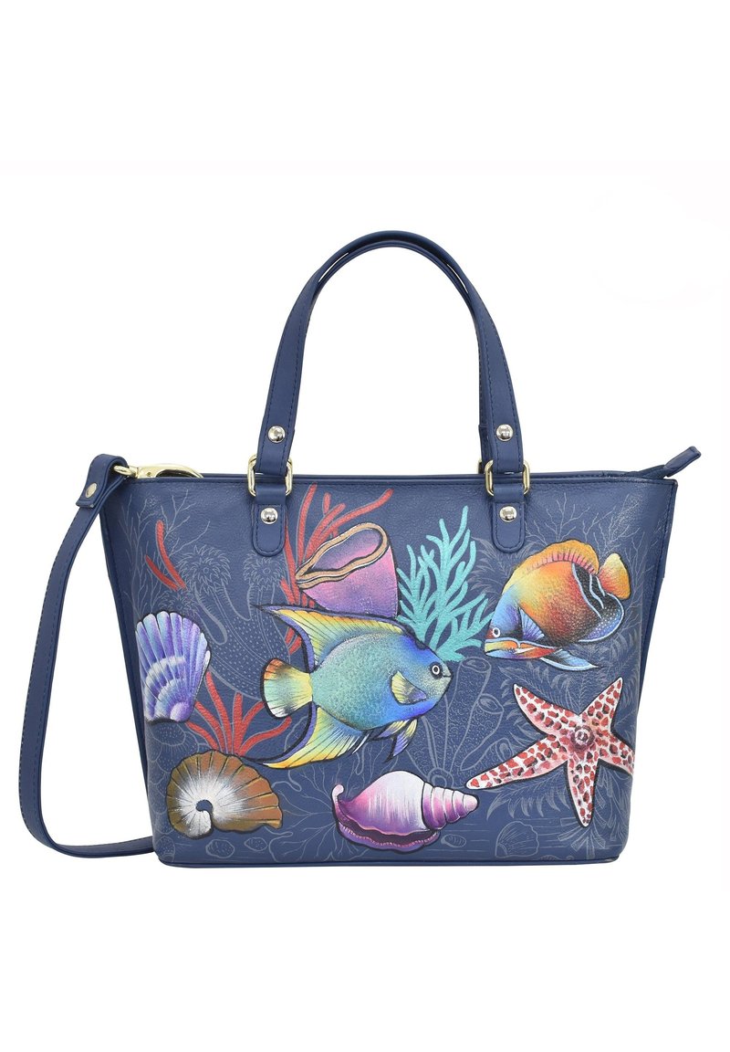 Marineblaue Tragetasche mit bunten Illustrationen von Meereslebewesen, einschließlich Fischen und Muscheln, ausgestattet mit zwei robusten Griffen und einem verstellbaren Schultergurt.