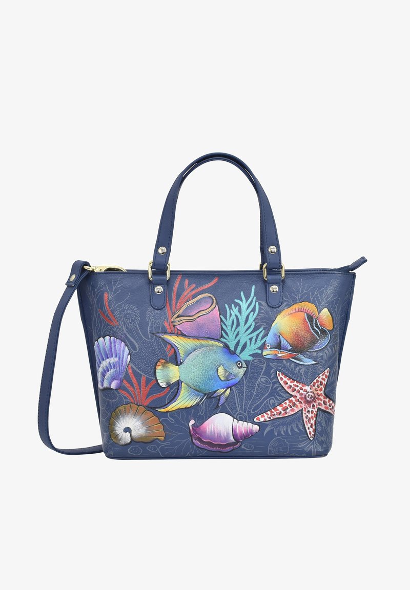 Marineblauwe tas met kleurrijke illustraties van zeeleven, waaronder vissen en schelpen, met twee stevige handvatten en een verstelbare schouderband.