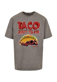Pilkas medvilnės marškinėliai su dideliu raudonu tekstu "TACO DIRTY TO ME" ir taco grafika su Deadpool personažu. Klasikinio apvalaus kaklo iškirptė.