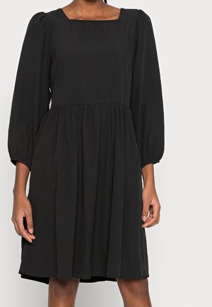 Zwarte jurk met een vierkante halslijn, lange pofmouwen en een geplooide rok. Gemaakt van een zachte, licht gestructureerde stof.