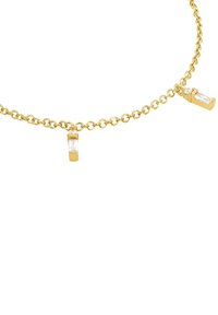 Gul kedjearmband med två rektangulära klara ädelstenshängsmycken, uppvisad på en vit bakgrund.