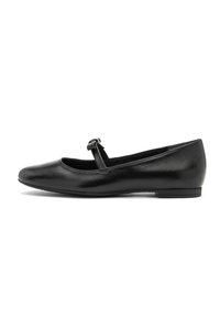 Zapato plano de cuero negro con punta redondeada y una sola correa delgada asegurada por una pequeña hebilla sobre el empeine.
