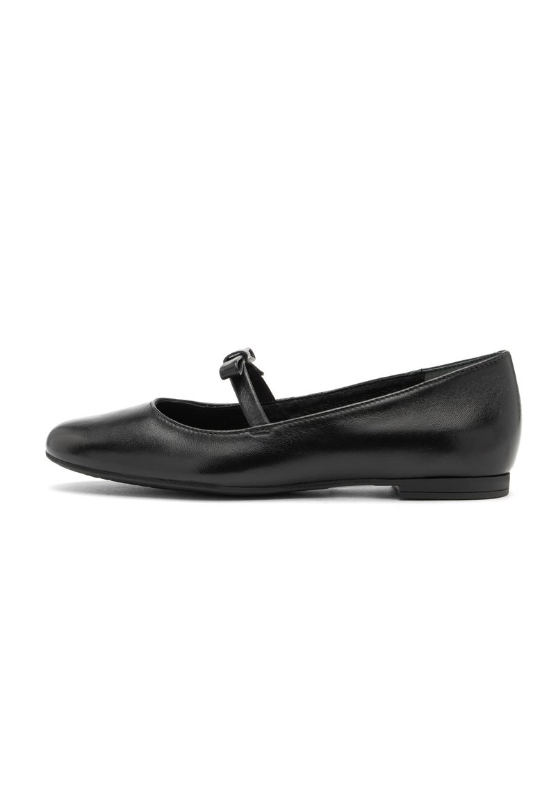Zapato plano de cuero negro con punta redondeada y una sola correa delgada asegurada por una pequeña hebilla sobre el empeine.