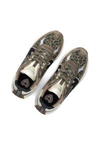 Luipaardprint sneakers met taupe en zwarte accenten. Beschikt over een gestructureerde bovenkant, duurzame zool en een gevoerde binnenkant voor comfort en ondersteuning.