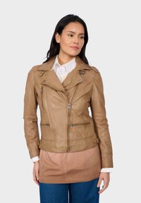 Braune Leder-Motorradjacke mit Reißverschluss in der Front, zwei Seitentaschen und taillierter Passform. Mit Schulterklappen und einer leicht abgenutzten Textur.