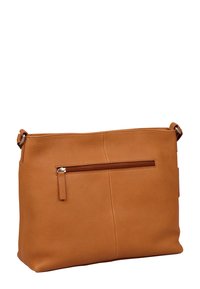 Sac à main en cuir tan avec une texture lisse, de forme rectangulaire, et une poche zippée à l'avant. Dispose d'une bandoulière amovible pour plus de polyvalence.