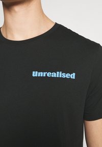 YOURTURN Printtipaita - black