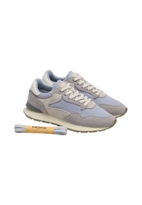 Coppia di sneakers in camoscio grigio e blu con lacci bianchi, suole beige e un set extra di lacci grigi accanto, su sfondo bianco.