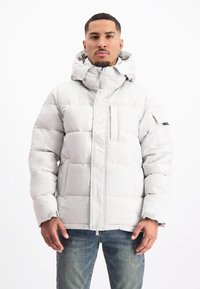 Lichtgrijze pufferjack met capuchon, met een rits aan de voorkant, meerdere zakken en elastische manchetten. Gladde, gewatteerde textuur.