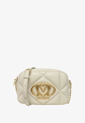 Borsa a tracolla sintetica beige trapuntata con placca logo in tono oro e dettaglio a catena. Dotata di zip superiore e tracolla regolabile.