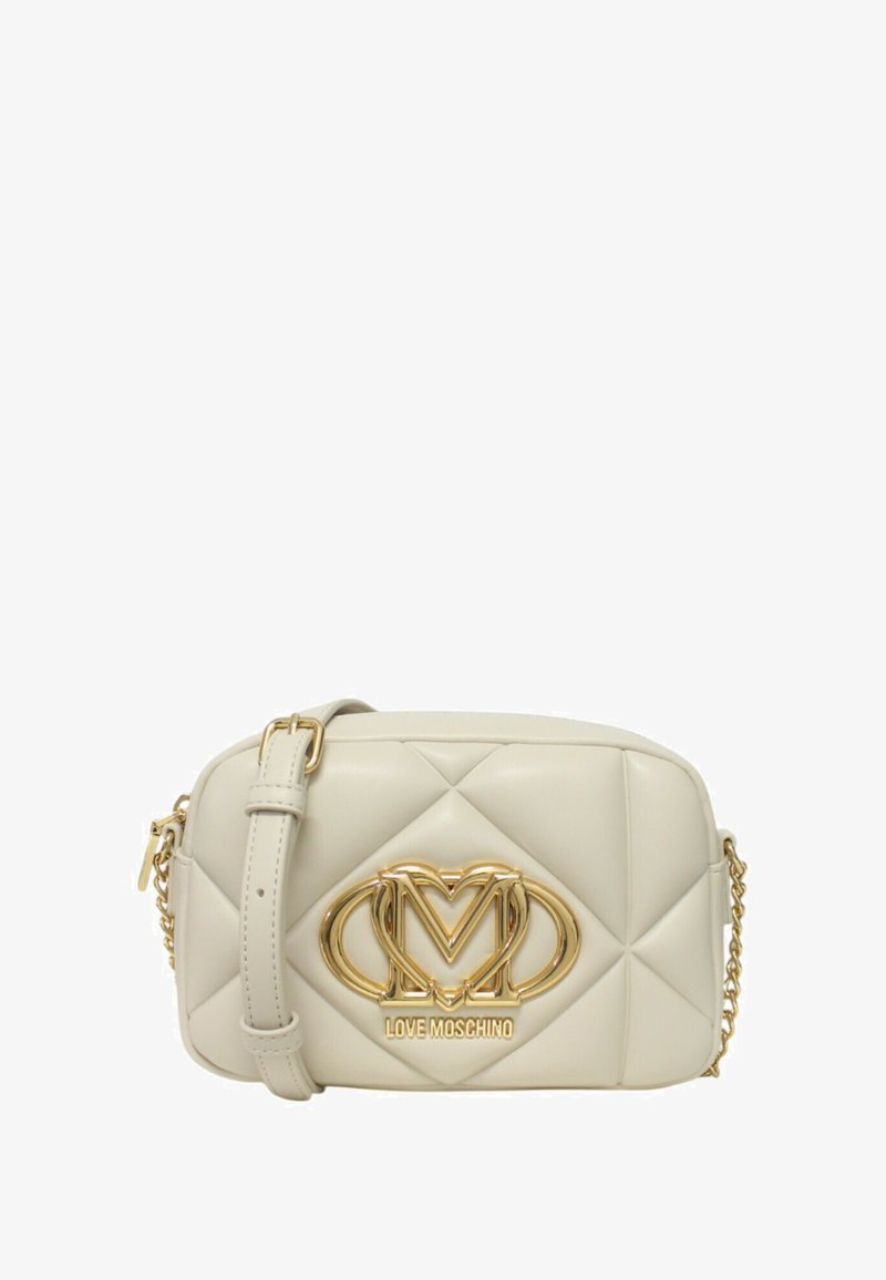 Borsa a tracolla sintetica beige trapuntata con placca logo in tono oro e dettaglio a catena. Dotata di zip superiore e tracolla regolabile.