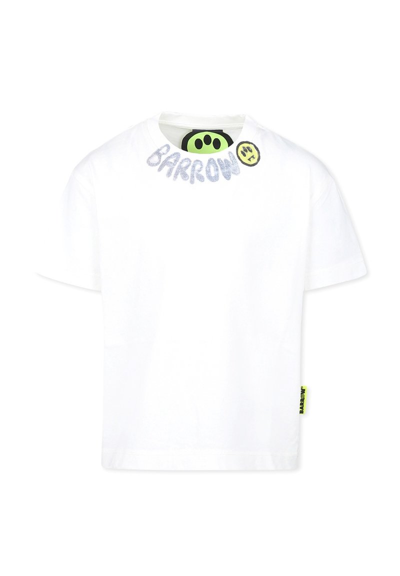 T-shirt bianco in cotone con la scritta "BARROW" in caratteri argentati sul colletto, un logo di faccina sorridente verde sul collo e un'etichetta gialla.