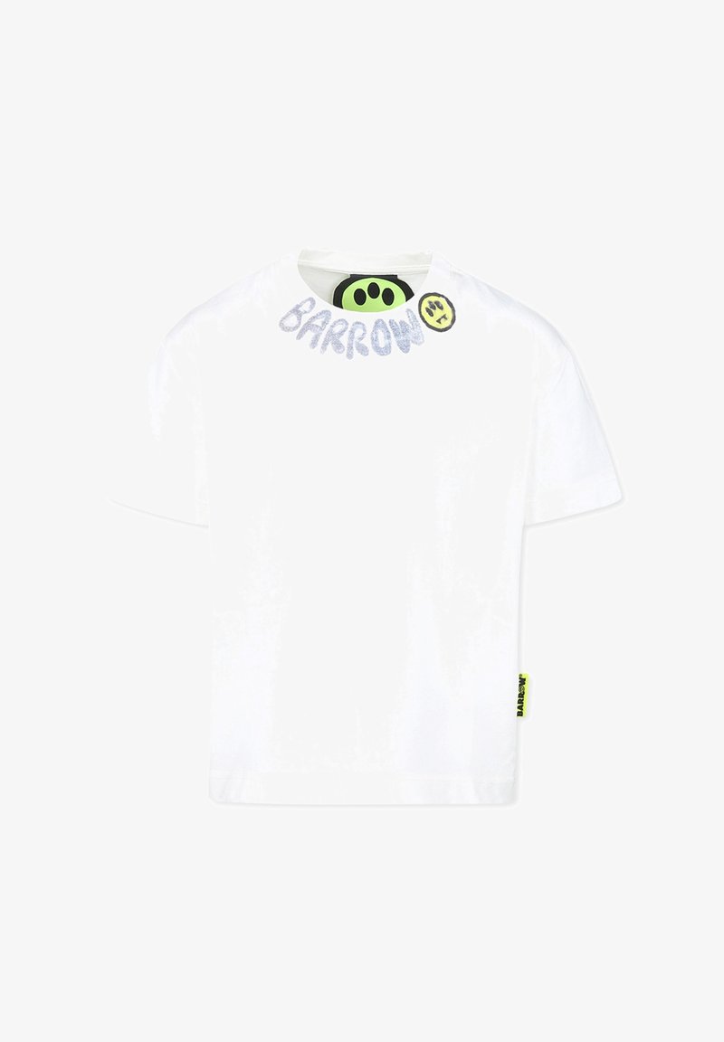 T-shirt bianco in cotone con la scritta "BARROW" in caratteri argentati sul colletto, un logo di faccina sorridente verde sul collo e un'etichetta gialla.