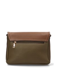 Bolso de mano de cuero verde oliva con una solapa marrón, que cuenta con un bolsillo con cremallera, un acabado texturizado y herrajes de cremallera de metal. Diseño compacto.