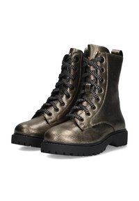 Metalen bronzen combatlaarzen met zwarte veters, ronde neuzen en een gestructureerde afwerking. Voorzien van een stevige zwarte zool en een enkelhoog ontwerp.