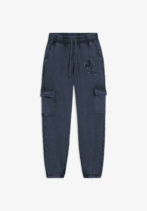 Pantalones cargo de color azul marino con cintura elástica, cordón, dos bolsillos laterales y diseño en relieve de Mickey Mouse con acentos de tachuelas.