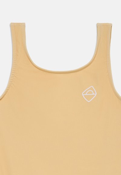 Gul tanktopp med rund hals og brede stropper. Har en hvit logo med geometriske former på venstre side. Glatt, stretchy stoff.