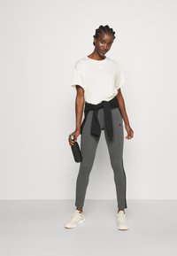 adidas Sportswear 3 STRIPES - Leggings - dark grey heather