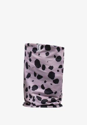 Lichtroze nekwarmer met zwarte abstracte vlekken, gemaakt van rekbare stof. Heeft een gladde textuur en een genaaide label.