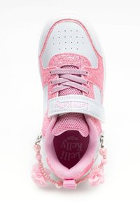 Sneaker rosa con glitter e dettagli bianchi, fibbia in velcro e lacci rosa; presenta charm floreali ai lati e un interno imbottito.