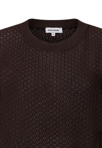 Brauner gestrickter Pullover mit einem texturierten Muster und einem runden Ausschnitt. Das Etikett lautet "MORE & MORE", Größe 36. Leicht transparenter Stoff.